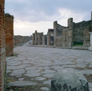 Une route romaine pavée à Pompéi, Italie