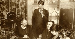 Une famille écoutant les résultats des élections générales de 1923, 1935