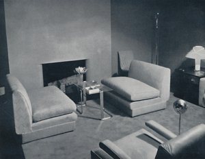 Un groupe au coin du feu dans un salon conçu par Russel Wright, 1935