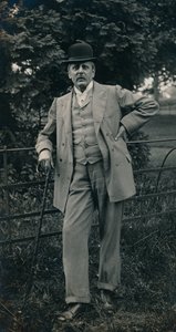 Un gentleman portant un costume et un chapeau melon, vers 1910