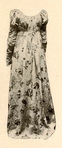 Une robe en chintz glacé buff, portée par Madame Chevalier, vers 1795, 1937 - Unbekannt