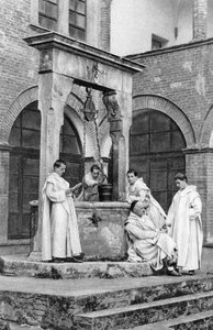 Un groupe de moines au monastère de Monte Oliveto Maggiore, Italie, 1922