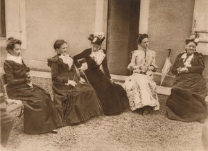 Un groupe de femmes parlant, 1937