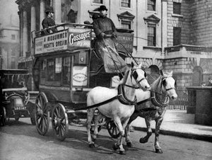 Un bus tiré par des chevaux, Londres, 1926-1927
