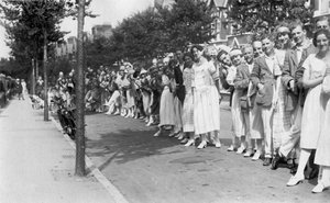 Une file de personnes, vers les années 1920 - Unbekannt