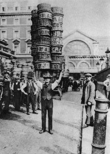 Un homme portant de nombreux paniers sur sa tête, Covent Garden, Londres, 1926-1927 - Unbekannt