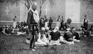 Réunion de montagnards Mirdite et de leurs compatriotes de la ville devant une cathédrale de Scutari, Turquie, 1922