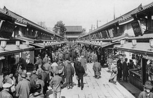 Une rangée de boutiques à Asakusa, Tokyo, 20ème siècle