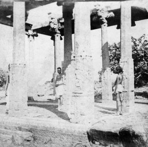 Un temple en ruine près de Madras, Inde, 1874
