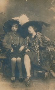 Photographie de studio de deux dames, vers 1910