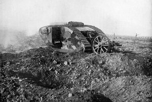 Un char en action sur le Front Occidental, Somme, France, Première Guerre mondiale, 1914-1918