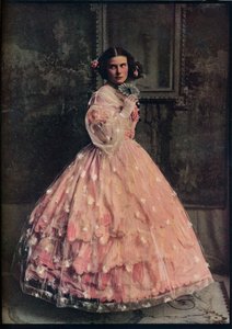 Robe de bal à trois volants en soie rose, avec sur-robe en gaze fleurie blanche, 1850-60, vers 1913