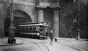 Un tram passant sous Kingsway, Aldwych et Somerset House, Londres, 1926-1927