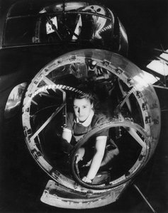 Une femme travaillant sur un bombardier Lancaster, Seconde Guerre mondiale, 1940s