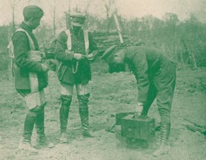 Photographes aériens fixant des harnais de parachute avant de monter - Unbekannt