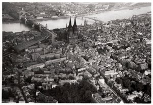 Vue aérienne de Cologne, Rhénanie-du-Nord-Westphalie, Allemagne, depuis un Zeppelin, vers 1931 1933 - Unbekannt