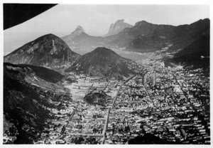 Vue aérienne de Rio de Janeiro, Brésil, depuis un Zeppelin, 1930-1933
