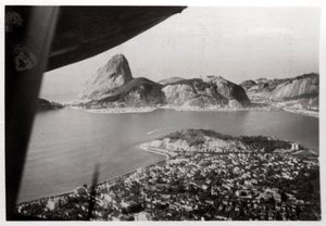 Vue aérienne de Rio de Janeiro, Brésil, depuis un Zeppelin, 1930-1933