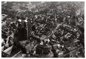 Vue aérienne de la Frauenkirche, Munich, Allemagne, depuis un Zeppelin, vers 1931-1933