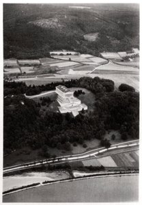 Vue aérienne du temple de Walhalla, près de Ratisbonne, Allemagne, depuis un Zeppelin, vers 1931-1933
