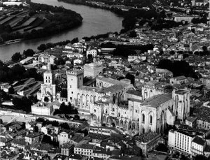 Vue aérienne du Palais des Papes (1335-1355) et de la Cathédrale Notre-Dame des Doms (12e siècle). Avignon, Vaucluse - Unbekannt