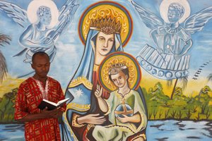 Homme africain lisant la bible, Togo Ville, Togo