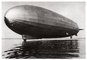 Dirigeable LZ127 Graf Zeppelin atterrissant sur le lac de Constance, Allemagne, 1933