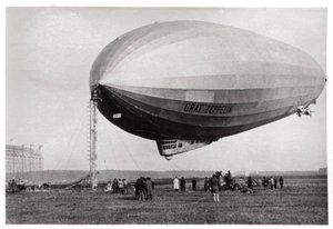 Dirigeable LZ127 Graf Zeppelin amarré à Loewental, Allemagne, 1933