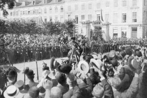 Albert Ier de Belgique en route vers le parlement, 1914
