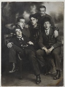 Aleksei Kruchenykh, David Burliuk, Vladimir Maïakovski, Nikolaï Burliuk et Benedikt Livshits, 1913