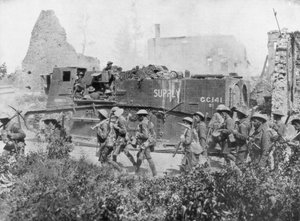 Troupes alliées marchant à travers une ville libérée, 27 octobre 1918