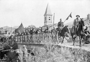 Soldats américains entrant dans le village de Nonsard, près de Saint-Mihiel, France, 12-15 septembre 1918