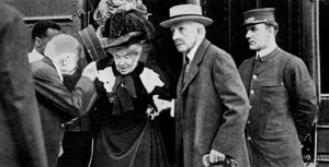 Le magnat américain John D. Rockefeller et sa femme arrivant à Cleveland, Ohio