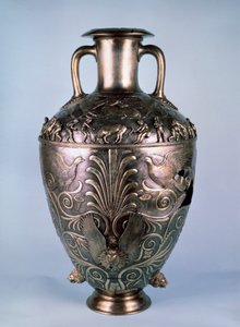 Amphore avec scènes en relief, première moitié du 4e siècle av. J.-C. - Unbekannt