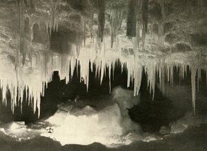 Une grotte de glace en hiver, vers 1908, 1909