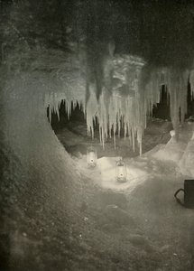 Une caverne de glace en hiver. Photographiée à la lumière des lampes-tempête, vers 1908-1909 - Unbekannt