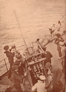 Un canon antiaérien en action sur un cuirassé britannique, vers 1917 1919
