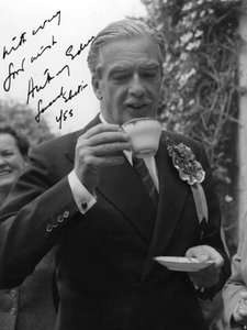 Anthony Eden, homme politique conservateur britannique, buvant une tasse de thé, 1955