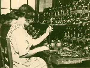 Assemblage des nouveaux téléphones automatiques prêts à être distribués aux abonnés, c1930 - Unbekannt