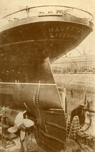 Au travail sur la poupe du Mauretania, en cale sèche, vers 1930