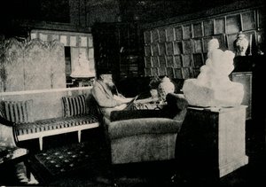 Auguste Rodin parmi ses livres au 77 rue de Varenne, vers 1900