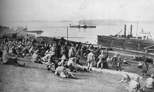 Prisonniers autrichiens capturés par les Serbes se reposant à midi sur les rives du Danube, 1915 - Unbekannt