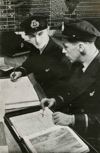 Officiers de navigation de la BOAC élaborant un plan de vol, Seconde Guerre mondiale, c1939-c1944 1946