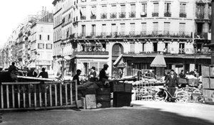 Barricade sur la rue de Chateaudun, libération de Paris, août 1944