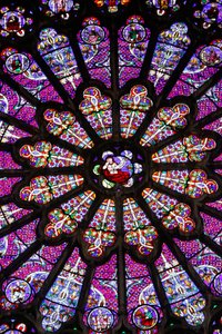 Basilique de Saint-Denis, Transept nord, Vitrail (détail), Rosace au-dessus de la porte centrale, Saint-Denis, France