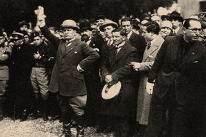 Benito Mussolini, entre les membres du Parti fasciste, peu après la Marche sur Rome