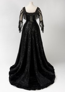 Robe de soirée noire portée par la reine Alexandra, avec décoration de perles et de sequins et incorporant la bande de nom en soie noire et lettres dorées de la reine Alexandra, fabriquée par Barolet de Knightsbridge, Londres 1908-1910 - Unbekannt