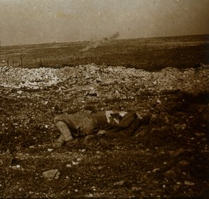 Corps avec tir de barrage au loin, vers 1914-1918