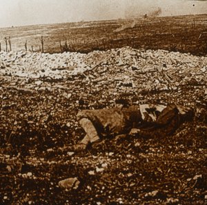 Corps avec tir de barrage au loin, vers 1914-1918
