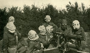 Section de mitrailleuses britanniques portant des masques anti-gaz, Première Guerre mondiale, 1914-1918, c1920
